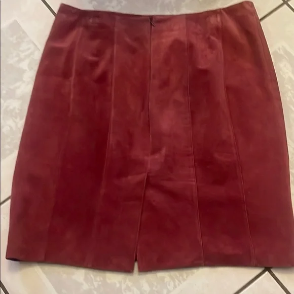 Elegant Pink Suede Women's Skirt - Picture 2 of 3